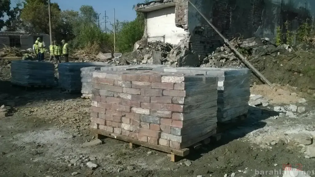 Продаю кирпич красный б/у в хорошем состоянии.