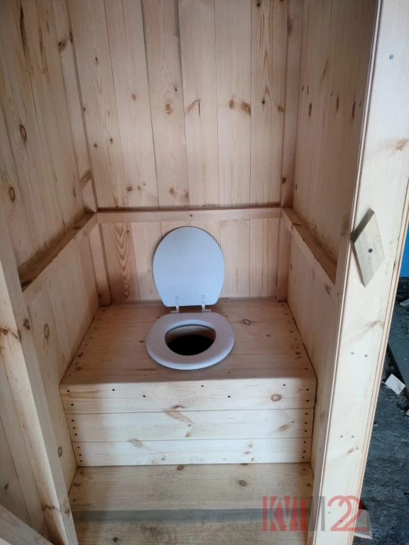Туалет дачный деревянный с подиумом, сидячий