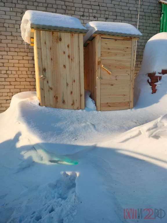 Туалет дачный деревянный с подиумом, сидячий