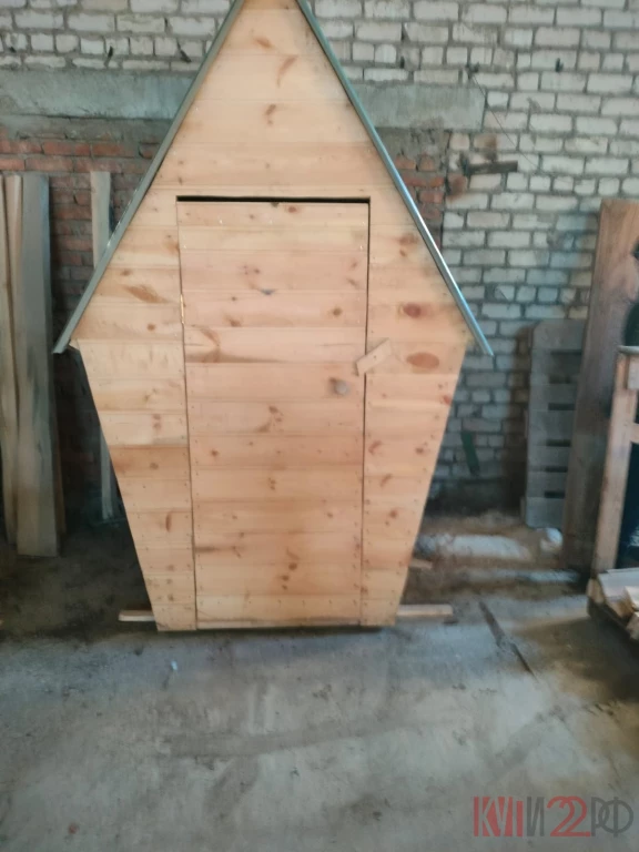 Туалет дачный деревянный с подиумом, сидячий