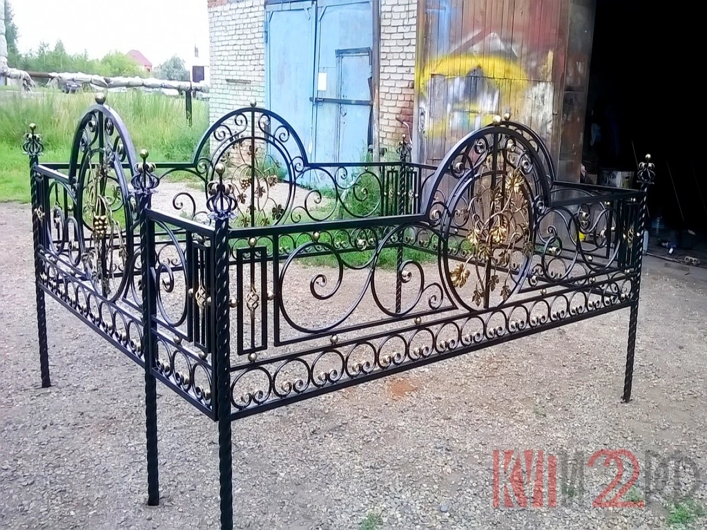 Изготовим оградки, кресты, столы, скамьи, цветники, вазы.