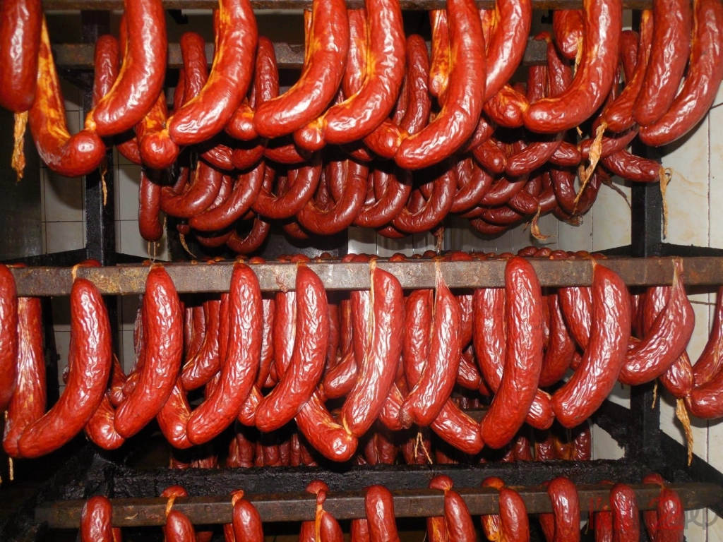 Услуги копчения и изготовление колбасы и тушенки в Мясной Лавке