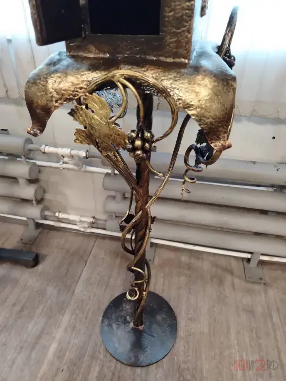 кованый почтовый ящик .патина. 140 см.