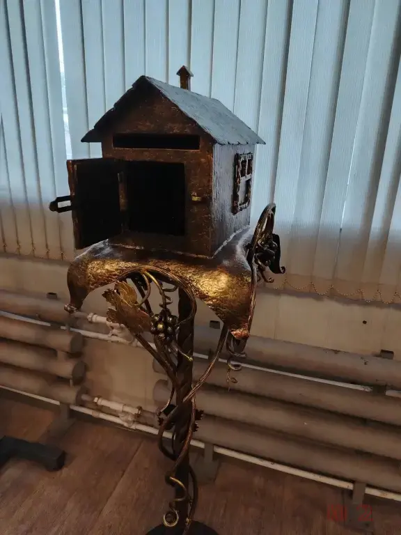 кованый почтовый ящик .патина. 140 см.