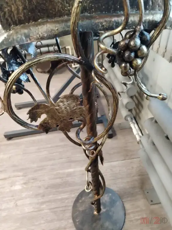 кованый почтовый ящик .патина. 140 см.