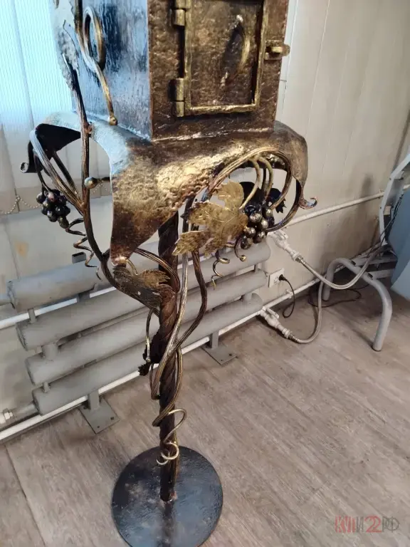 кованый почтовый ящик .патина. 140 см.